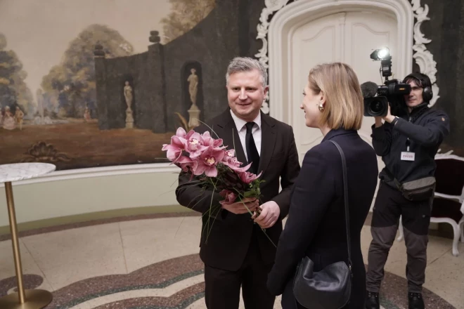 Dāvi Sīmani filmas pirmizrādē sveic kultūras ministre Agnese Lāce.