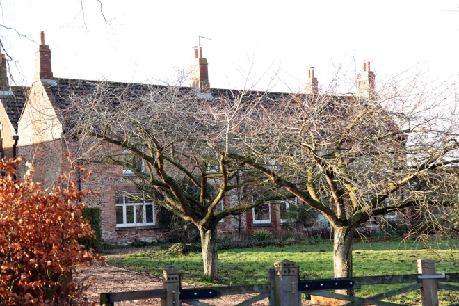 “Marsh Farm” Sandringemā, kurp pārcelsies negodā kritušais bijušais princis. Bez statusa un tituliem, izlikts no līdzšinējās mājas un izslēgts no karaliskās ģimenes. Tomēr bijušās karaliskās ģimenes pārstāvja “zemākais punkts” ievērojami atšķiras no ierastā priekšstata par tādu.