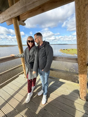 Latvijā pie Engures ezera. Alekss ir sajūsmā par mūsu dabu.