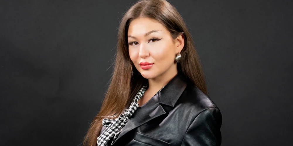 Alise atklāj, ka tētis, pamanot viņas muzikālo talantu, ar laiku arī pats ģimenei vairāk parādījis savu muzikālo pusi, kas, kā izrādās, bijis viņa nepiepildīts sapnis.