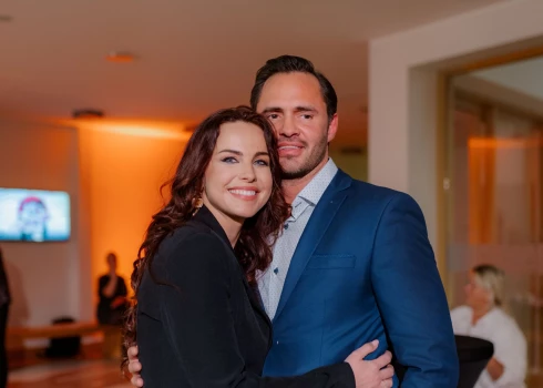 Leldes un Artūra pirmā reize, kad viņi publiski iznāk sabiedrībā, atklājot, ka ir pāris. Abi nevairās ik pa brīdim viens otru noglāstīt, izrādīt maigumu un noskūpstīt.