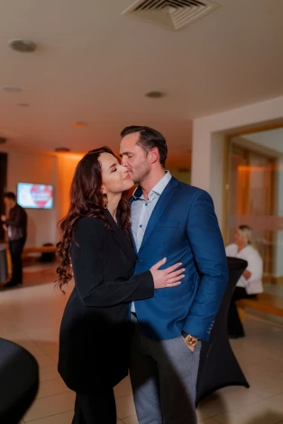 Leldes un Artūra pirmā reize, kad viņi publiski iznāk sabiedrībā, atklājot, ka ir pāris. Abi nevairās ik pa brīdim viens otru noglāstīt, izrādīt maigumu un noskūpstīt.