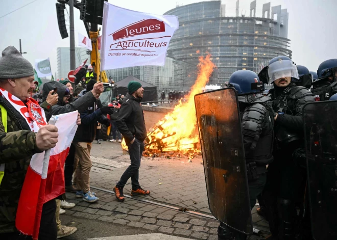 Tūkstošiem lauksaimnieku Strasbūrā protestē pret ES un "Mercosur" brīvās tirdzniecības līgumu