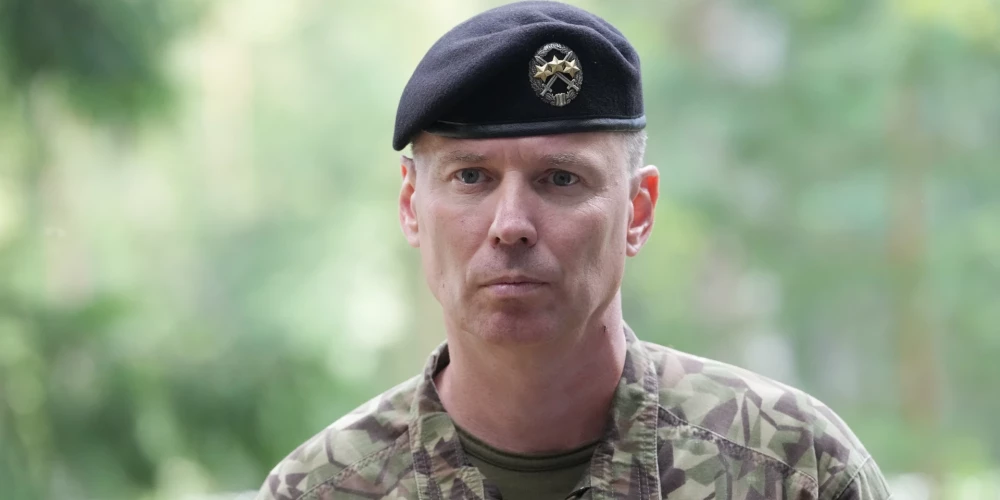 Nacionālo bruņoto spēku komandieris brigādes ģenerālis Kaspars Pudāns Latvijas austrumu robežas vizītes laikā, kurā iepazīstas ar robežas stiprināšanas progresu uz Latvijas-Krievijas robežas netālu no "Draudzības kurgāna" Ludzas novadā.