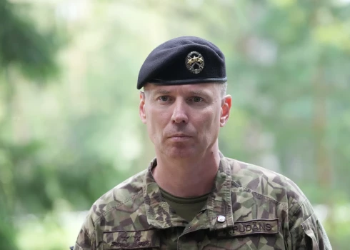 Nacionālo bruņoto spēku komandieris brigādes ģenerālis Kaspars Pudāns Latvijas austrumu robežas vizītes laikā, kurā iepazīstas ar robežas stiprināšanas progresu uz Latvijas-Krievijas robežas netālu no "Draudzības kurgāna" Ludzas novadā.