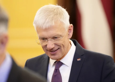 Lai gan pandēmija oficiāli noslēgusies jau pirms trim gadiem, Latvija joprojām ir spiesta turpināt iepirkt vakcīnas lielos apjomos saskaņā ar Krišjāņa Kariņa valdības laikā pieņemtajiem lēmumiem