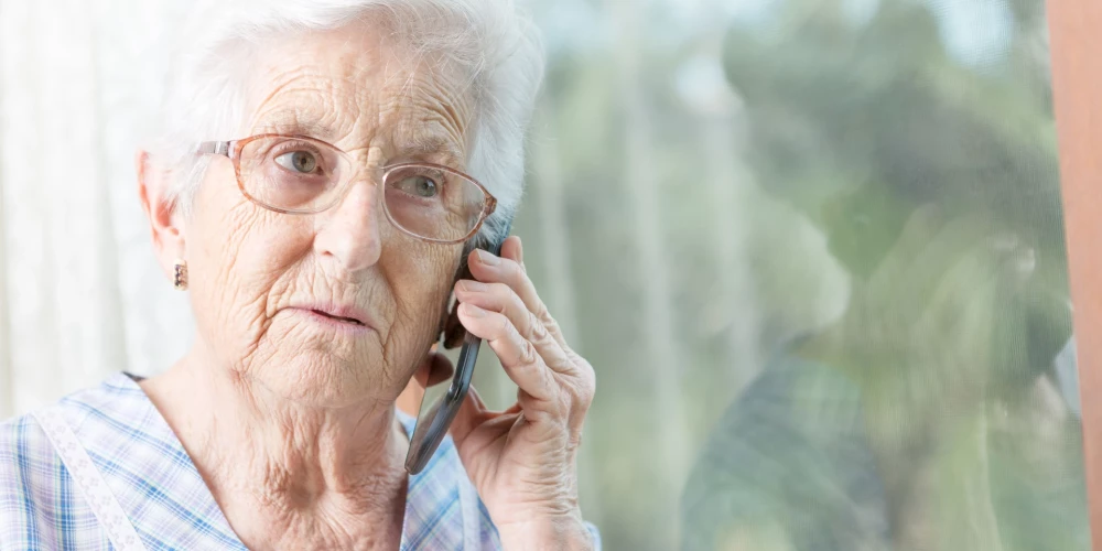 Gados vecāki cilvēki jo īpaši ir pakļauti dažādu krāpnieku uzbrukumu riskam (foto: Shutterstock)