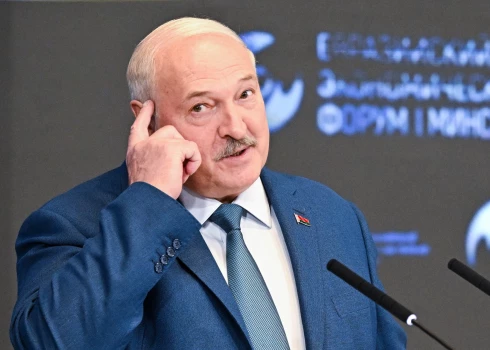 Eiropas boikotētais Aleksandrs Lukašenko, kurš 2020. gadā asiņaini apspieda protestus pret Baltkrievijas prezidenta vēlēšanu rezultātu viltošanu, kopš Trampa atgriešanās Baltajā namā atkal gozējas diplomātiskajā saulītē.