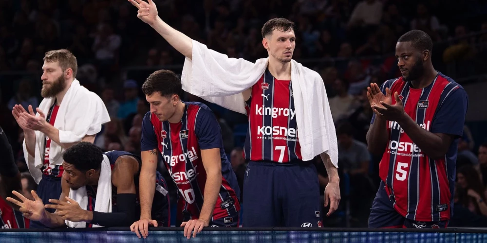 Rodions Kurucs (otrais no labās) (foto: "Baskonia" / Facebook)