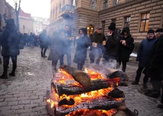 Pie Saeimas ēkas piemin barikāžu laika 35. gadskārtu. FOTO