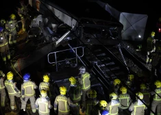 Divas dienas pēc briesmīgās katastrofas Spānijā atkal no sliedēm noskrējis vilciens