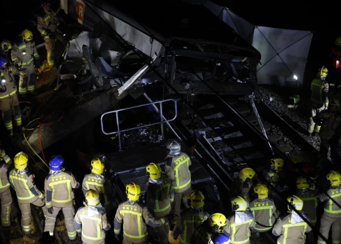 Ugunsdzēsēji vilciena katastrofas vietā Želidas pilsētā pie Barselonas