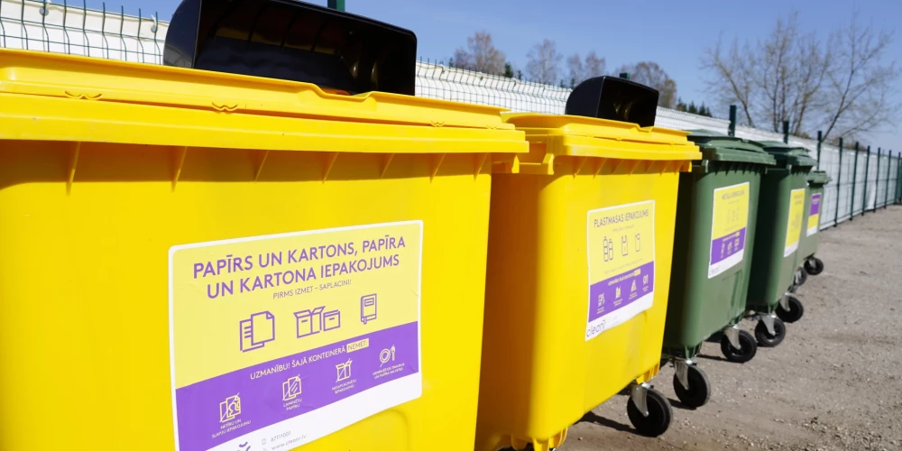Sadzīves atkritumu apsaimniekošanas uzņēmuma "CleanR" škirotu atkritumu konteineri
