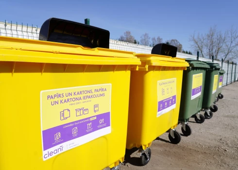 Sadzīves atkritumu apsaimniekošanas uzņēmuma "CleanR" škirotu atkritumu konteineri