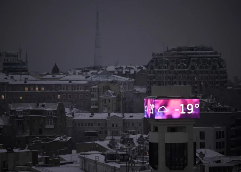 Kad Kijivā ir stindzinošs sals, krievi ar raķetēm un droniem cenšas panāk, lai iedzīvotājiem nebūtu ne elektrības, ne apkures, ne ūdens.
