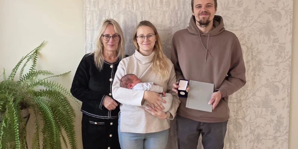 Viena no pirmajām monētām “Dzimis Madonas simtgadē” jau nonākusi pie sava īpašnieka - Emīla Vaniņa (dz.13.01.2026). Viņa vecāki - Lauris Vaniņš un Līga Gailīte – ir no Cesvaines pagasta.