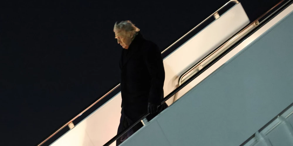 Tehniskas problēmas dēļ Donalda Trampa lidmašīna bijusi spiesta atgriezties bāzē.