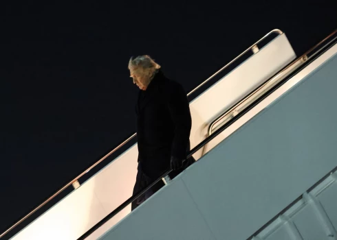 Tehniskas problēmas dēļ Donalda Trampa lidmašīna bijusi spiesta atgriezties bāzē. 