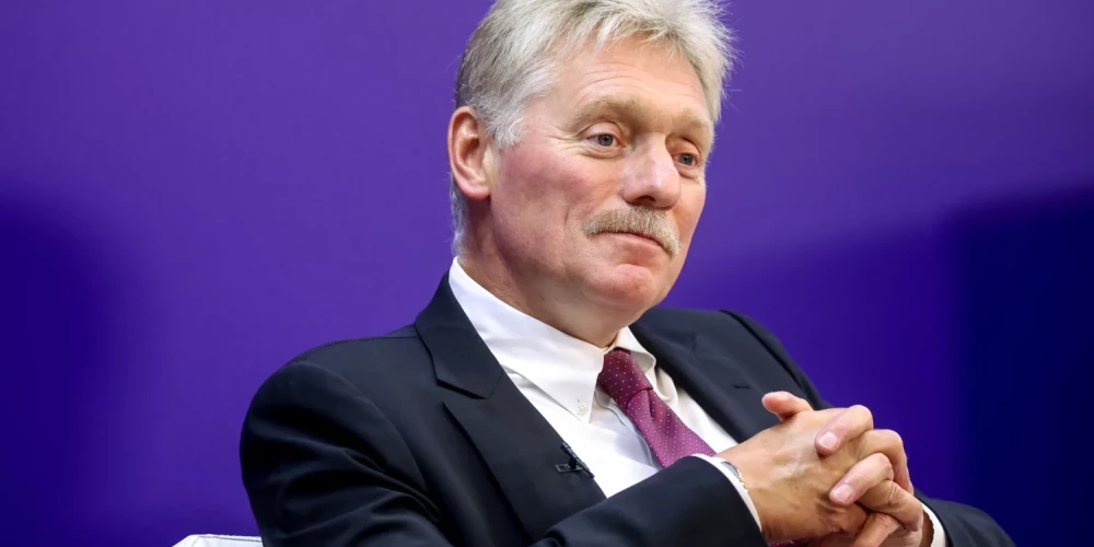 Kremļa runasvīrs Dmitrijs Peskovs aicināja krievus nekrist panikā.