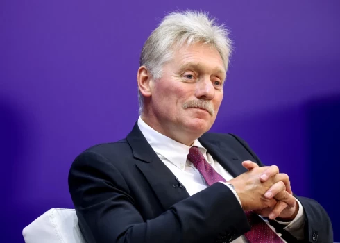 Kremļa runasvīrs Dmitrijs Peskovs aicināja krievus nekrist panikā.