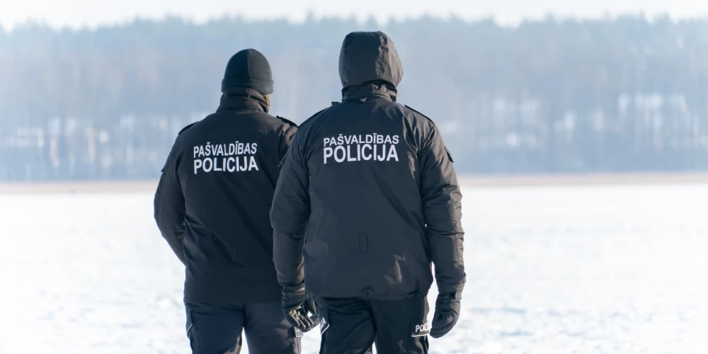 Daugavpils pašvaldības policija sauc pie atbildības vīrieti par aizlieguma atrasties uz Daugavas upes ledus ignorēšanu. 