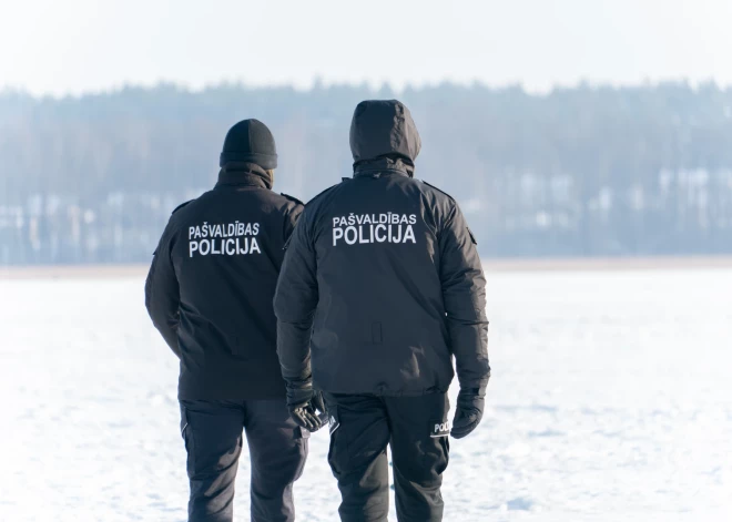 Daugavpils pašvaldības policija sauc pie atbildības vīrieti par aizlieguma atrasties uz Daugavas upes ledus ignorēšanu