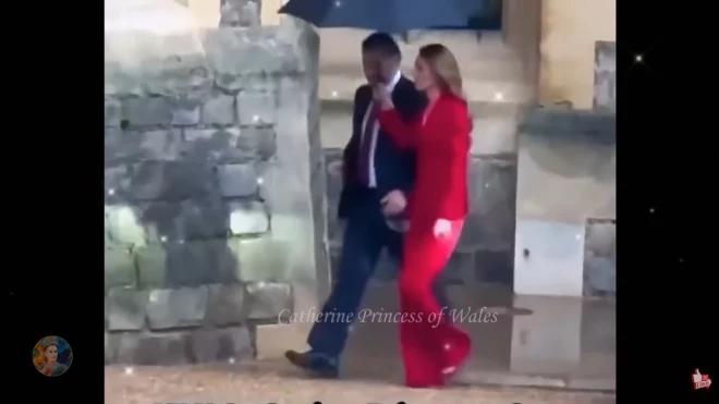 Принцесса не только сама взяла зонт, но и держала его над головой сотрудника.