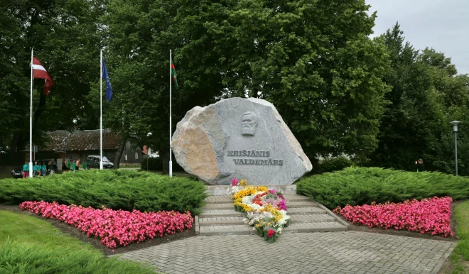 Piemineklis Krišjānim Valdemāram Valdemārpils centrā.