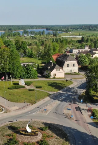 Valdemārpils ir unikāla pilsēta – tā ir vienīgā pilsēta Latvijā, kura nodēvēta kādas izcilas latviešu personības vārdā.