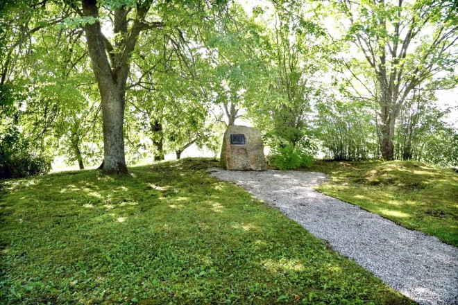 Piemiņas akmens Krišjāņa Valdemāra dzimto māju “Vecjunkuri” vietā Valdgales pagastā (agrāk – Ārlavas pagastā).