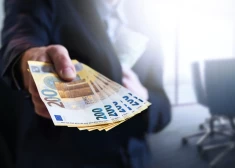 Жители Латвии объяснили, зачем лезут в долги, беря потребительские кредиты