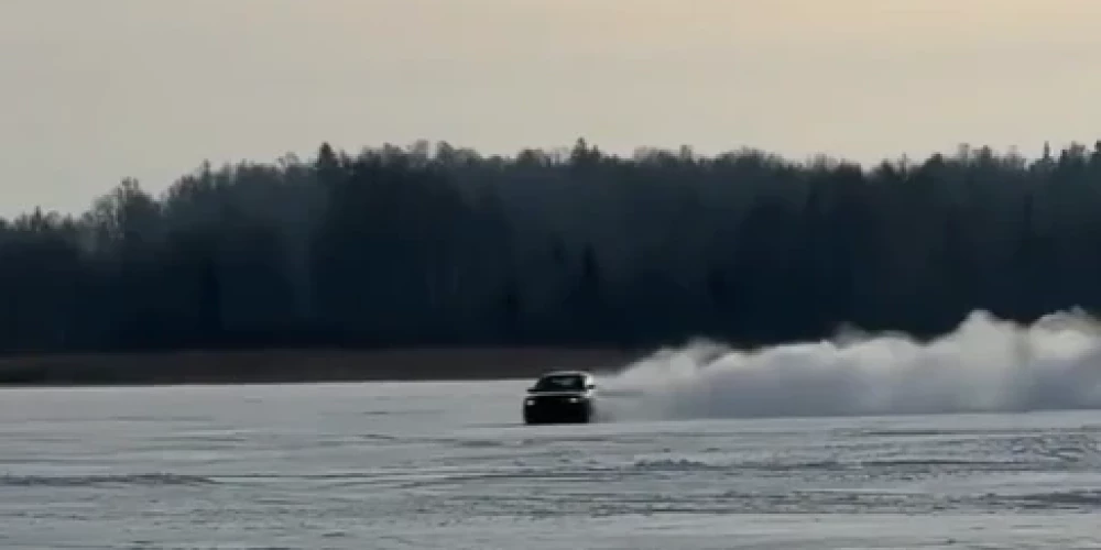 Autobraucējs uzbraucis uz ledus. 