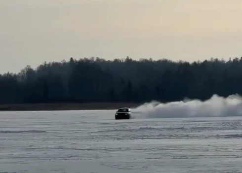 Autobraucējs uzbraucis uz ledus.