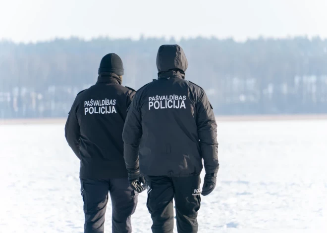 В Даугавпилсе пьяная прогулка по льду едва не закончилась трагедией