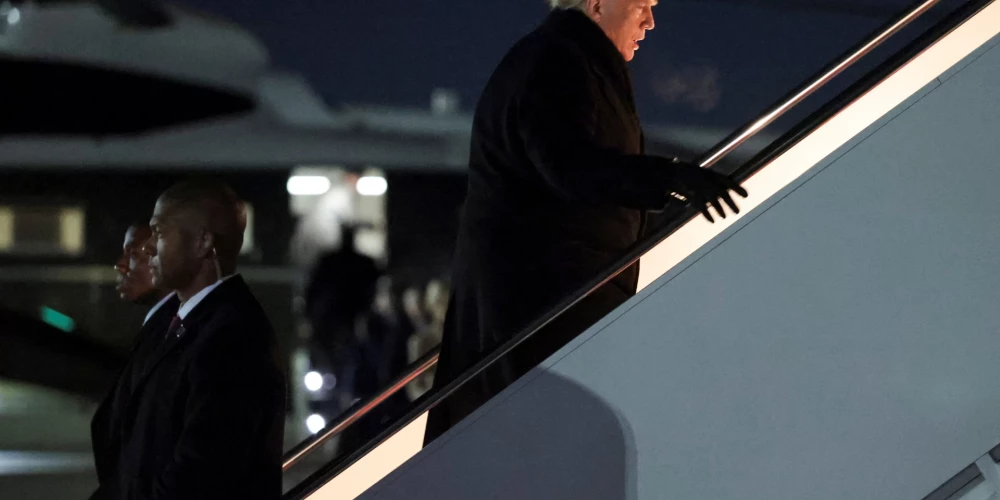 Donalds Tramps iekāpj "Air Force One", lai dotos uz Davosu.