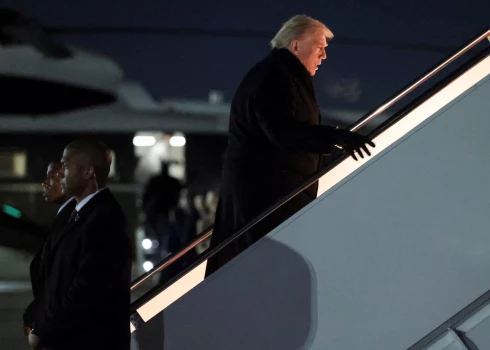 Donalds Tramps iekāpj "Air Force One", lai dotos uz Davosu.
