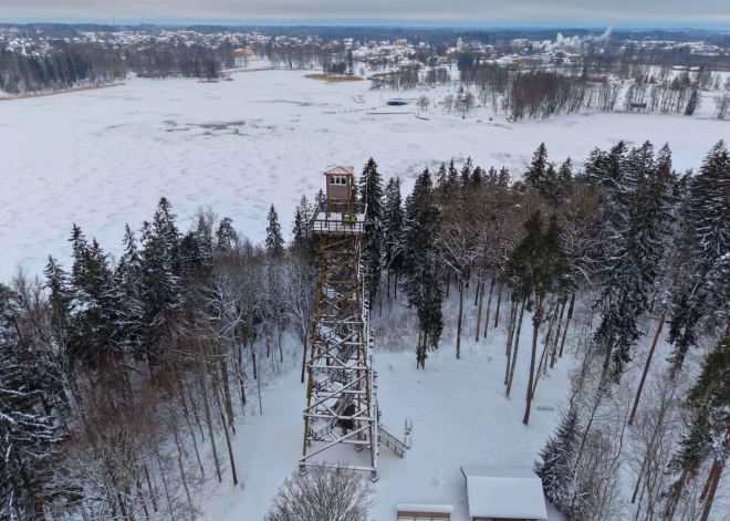 В Алуксне впервые в зимний сезон откроют смотровую башню - посещение будет стоить 1 евро