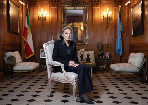 Faraha Pahlavi 1959. gadā kļuva par Irānas karalieni, bet pēc pēc islāma revolūcijas 1979. gadā ar vīru bija spiesta bēgt