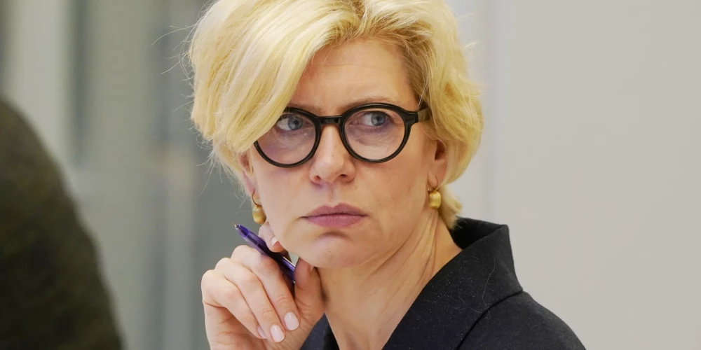 Vai pārskatāmā nākotnē mēs spēsim iztikt tikai ar pašu pelnīto, vai arī slīksim parādu purvā arvien dziļāk? Uz šiem un citiem jautājumiem atbild Saeimas Budžeta un finanšu (nodokļu) komisijas priekšsēdētāja Anda Čakša.