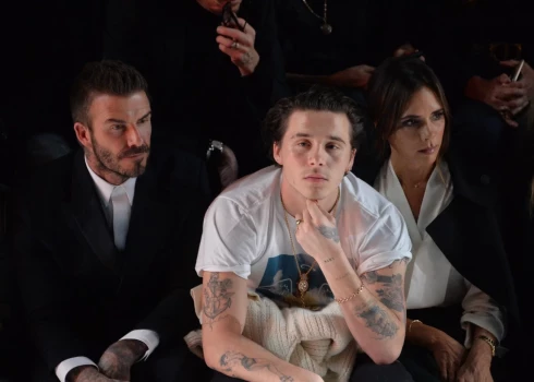 Bruklins Bekhems ar vecākiem Deividu un Viktoriju Bekhemiem agrāk, kad ģimenē valdīja sirsnīgas attiecības.