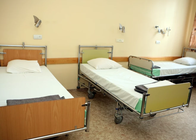 Скандал в Бауской больнице: врач уволена после жалоб пациентов и внутренней проверки