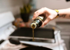 "Šķidrais zelts", kas atbalsta sirds, asinsvadu un šūnu veselību. Kā veikalā neapjukt un izvēlēties labāko olīveļļu?