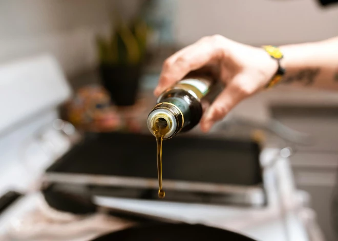 "Šķidrais zelts", kas atbalsta sirds, asinsvadu un šūnu veselību. Kā veikalā neapjukt un izvēlēties labāko olīveļļu?