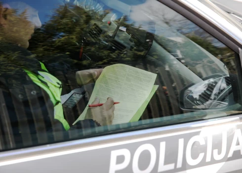 Латвийский водитель по-хорошему не понимает.