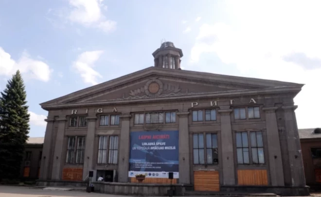 Bijušās Spilves lidostas ēka.