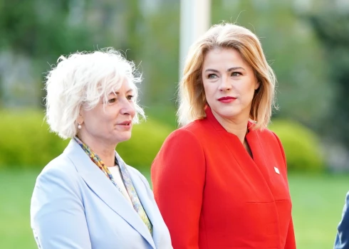 Спикер Сейма Дайга Миериня и премьер-министр Эвика Силиня.