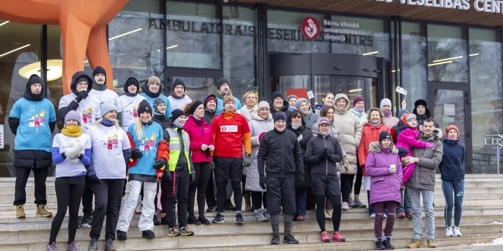 Lai mainītu sabiedrībā izplatītu uzskatu, ka epilepsijas pacienti nevar sportot, EMMC savā jubilejā aicināja uz simbolisku skrējienu Bērnu slimnīcas teritorijā (foto: Aivis Karlsbergs)