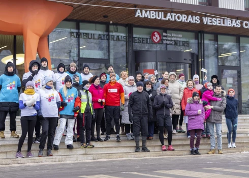Lai mainītu sabiedrībā izplatītu uzskatu, ka epilepsijas pacienti nevar sportot, EMMC savā jubilejā aicināja uz simbolisku skrējienu Bērnu slimnīcas teritorijā (foto: Aivis Karlsbergs)