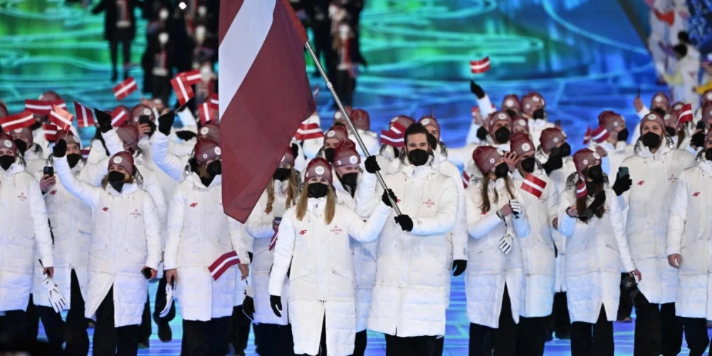 Lauris Dārziņš (no labās) un Elīza Tīruma (no kreisās) bijuši pēdējie Latvijas karognesēji ziemas olimpiskajās spēlēs.