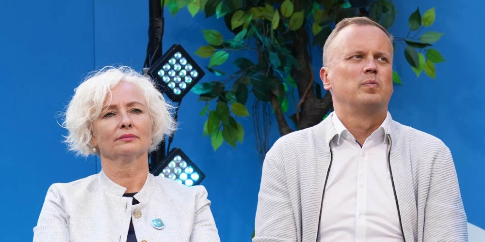 Saeimas deputāts Edgars Tavars uzskata, ka Saeimas priekšsēdētāja Daiga Mieriņa aicinot piešķirt Trampam Nobela Miera prēmiju, diskreditē Latviju.